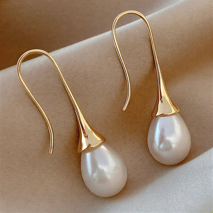 Paire de boucles d’oreilles pendantes dorées avec perle goutte blanche
