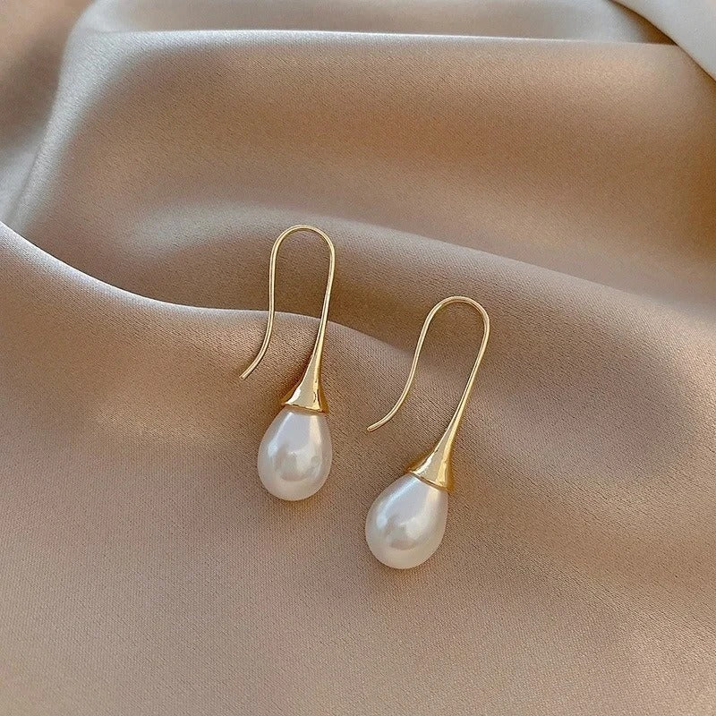 Boucles d’oreilles pendantes dorées, perles goutte blanches sur crochets fins