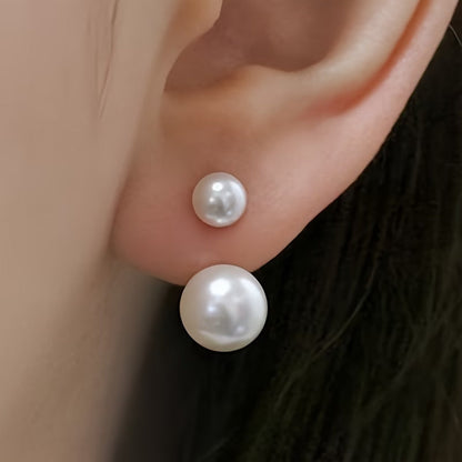Boucles d’oreilles pendantes à doubles perles blanches, monture métallique, vues sur l’oreille