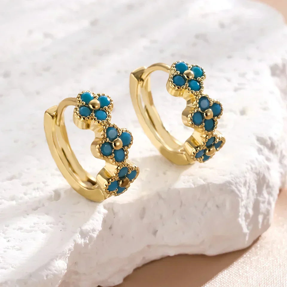 Paire de créoles dorées ornées de fleurs turquoise en relief