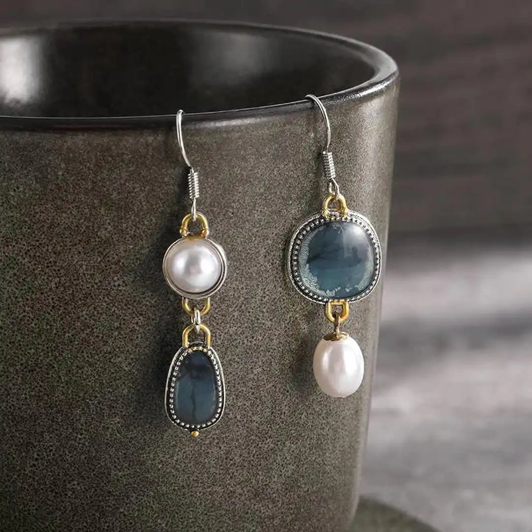 Boucles d’oreilles pendantes argentées avec cabochons bleus et perles nacrées