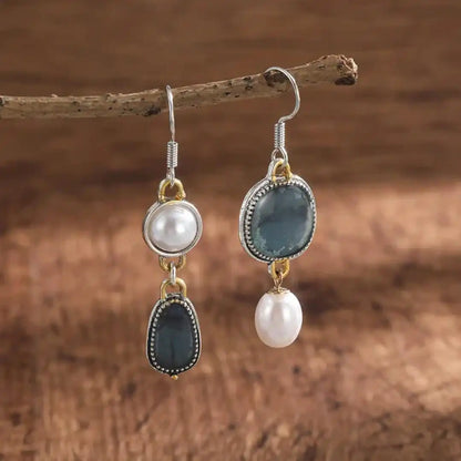 Boucles d’oreilles pendantes: cabochons bleus, perle nacrée blanche, métal argent