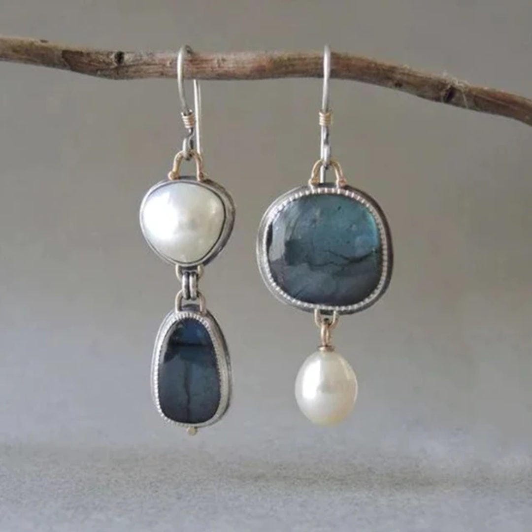 Boucles d’oreilles pendantes: cabochons bleus ovales, perles nacrées et pièces argent