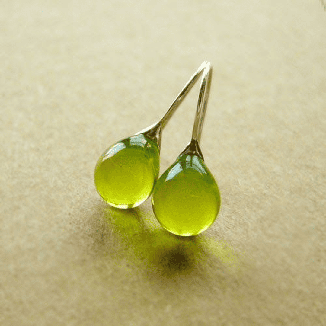 Boucles d’oreilles goutte en cristal vert olive avec crochets dorés, style vintage.