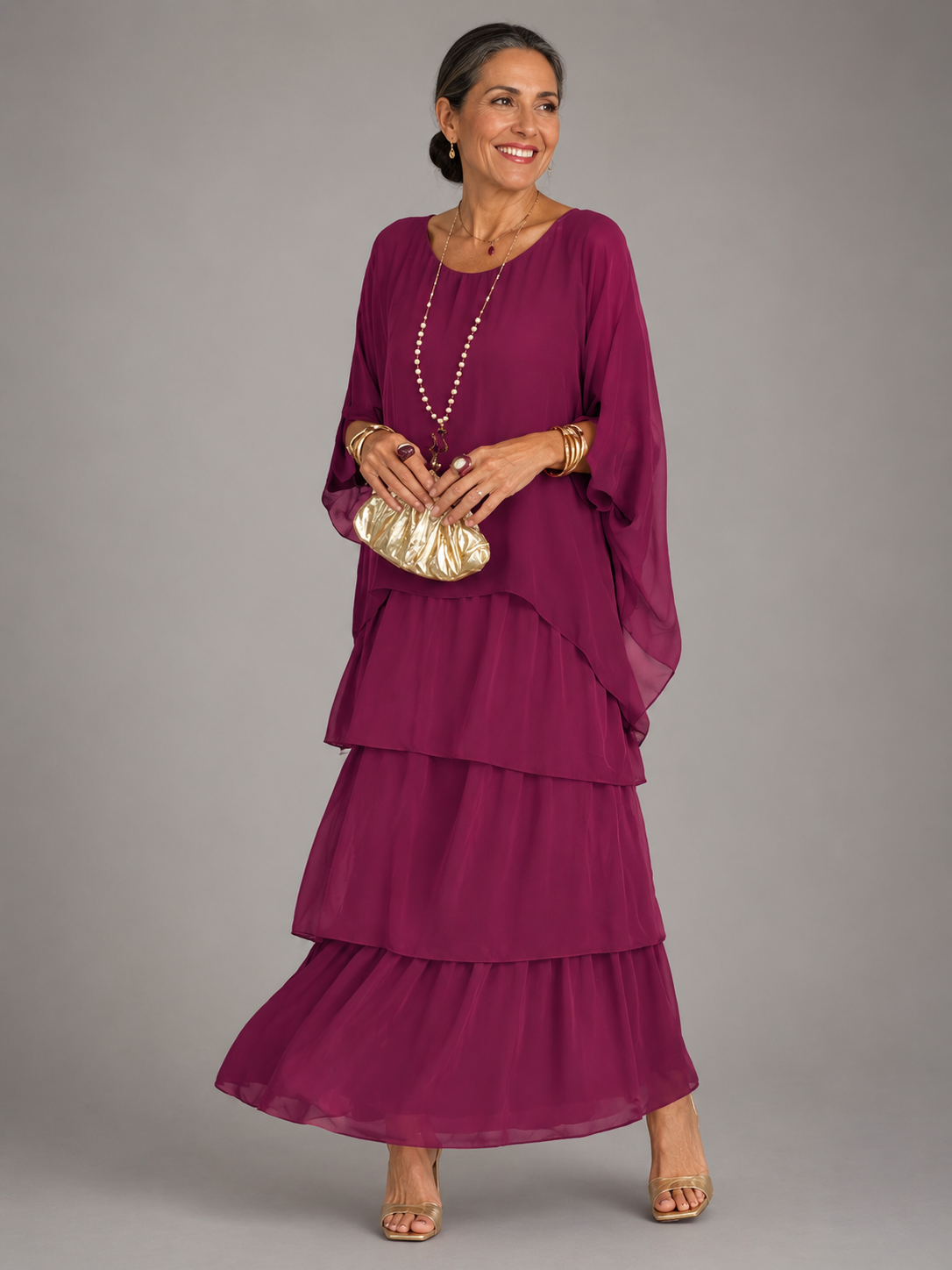 Robe longue fluide fuchsia à volants étagés, manches chauve-souris, encolure ronde.