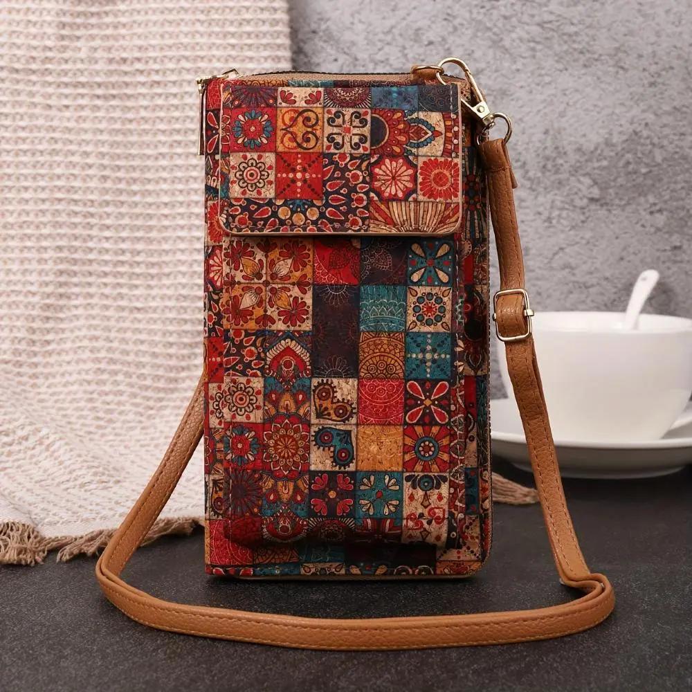 Sac bandoulière bohème rectangulaire, patchwork rouge et bleu, rabat à boucle.