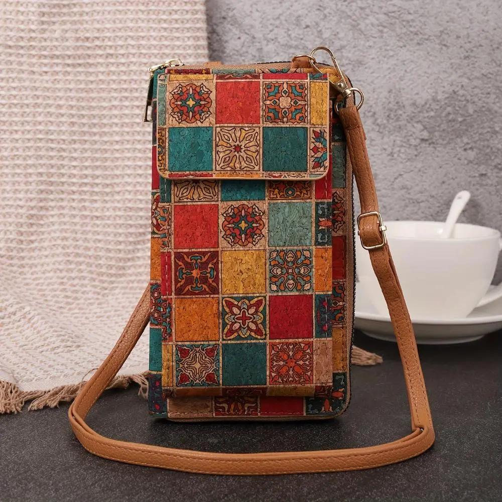 Sac bandoulière bohème rectangulaire, patchwork vert, rouge et bleu, rabat à boucle.