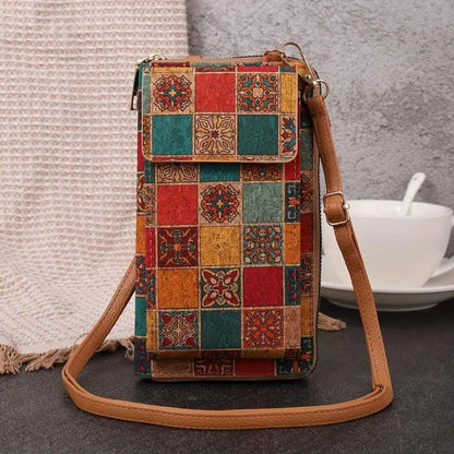 Sac bandoulière bohème rectangulaire, patchwork vert, rouge et bleu, rabat à boucle.