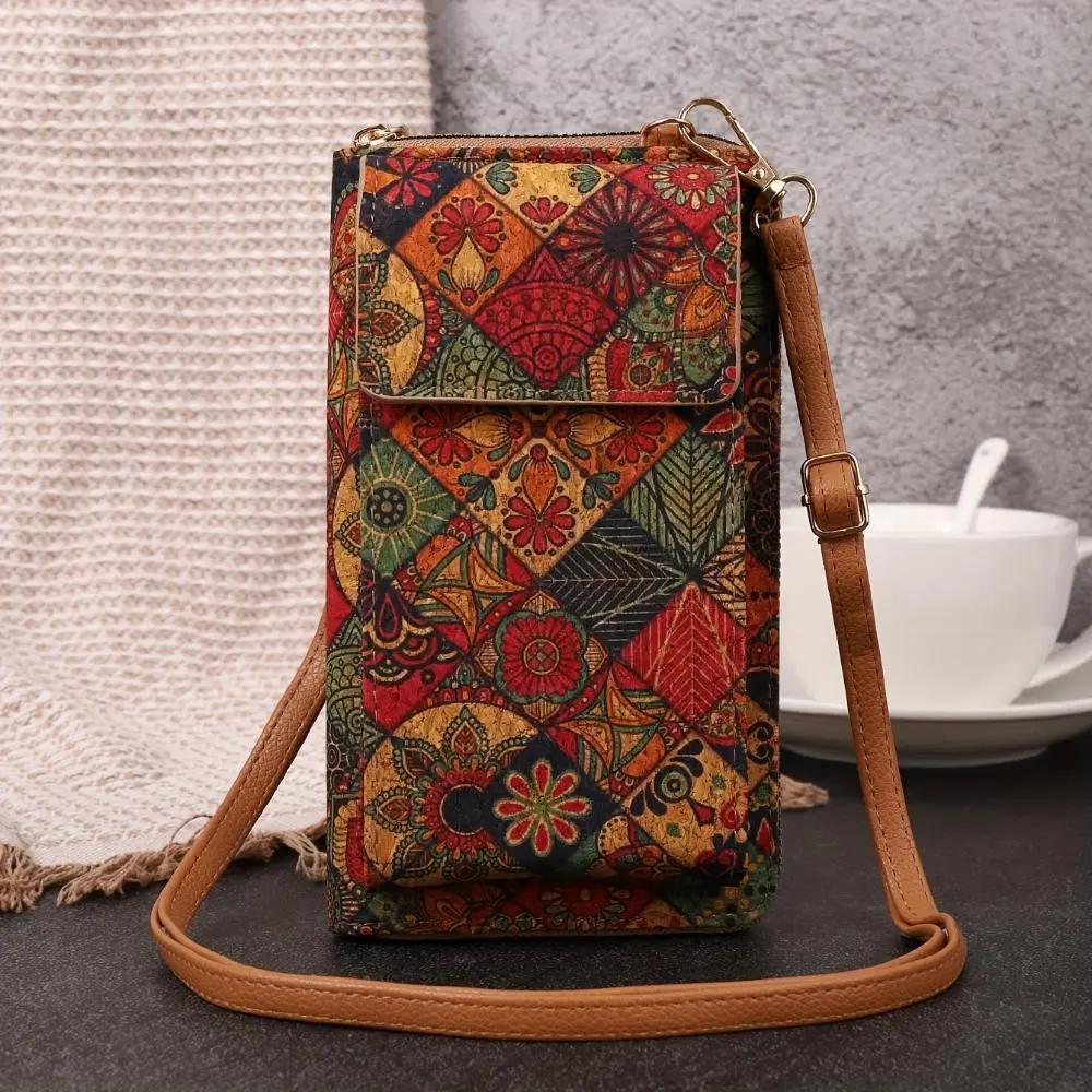 Sac bandoulière bohème rectangulaire, motif floral rouge et vert, rabat à boucle.