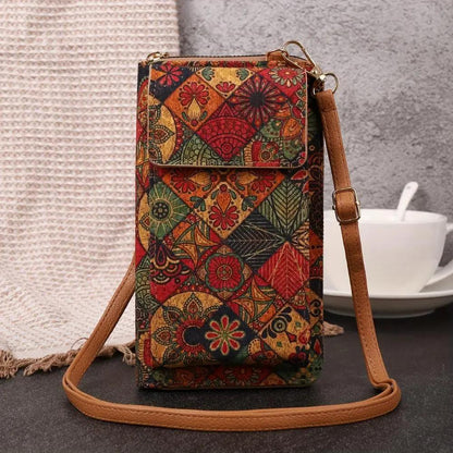 Sac bandoulière bohème rectangulaire, motif floral rouge et vert, rabat à boucle.
