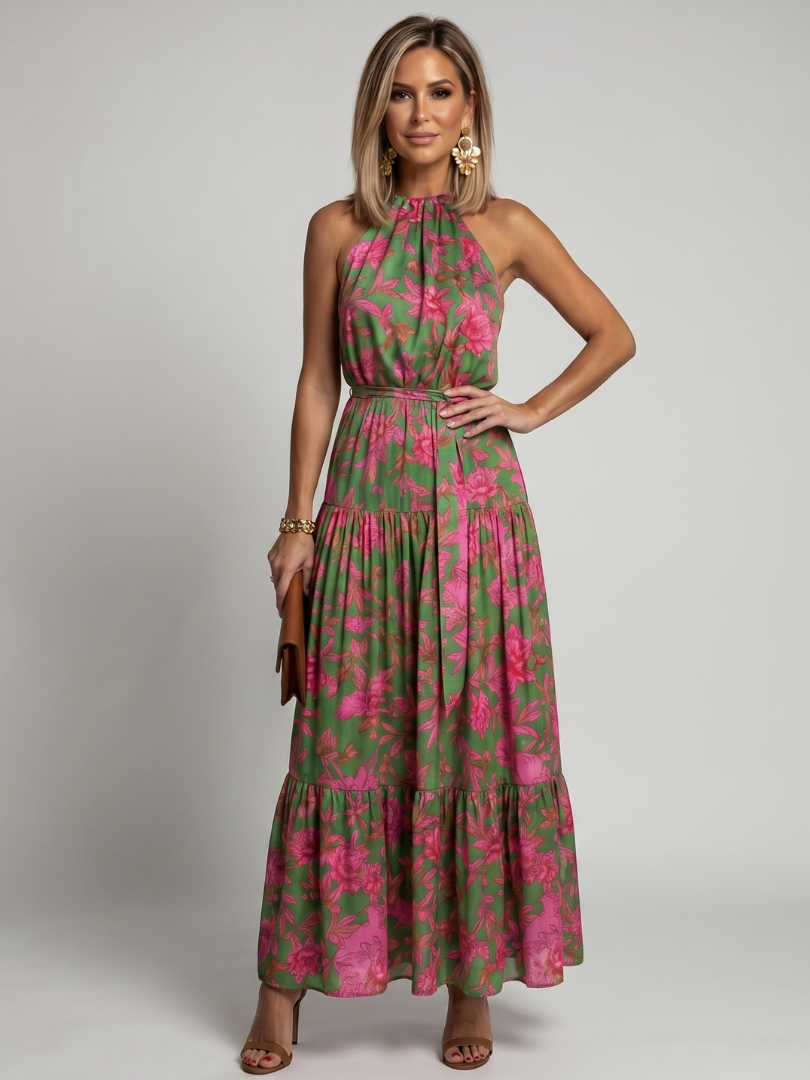 Robe mi-longue drapée à col montant, sans manches, fleurs roses sur vert, ceinture et ourlet volants.