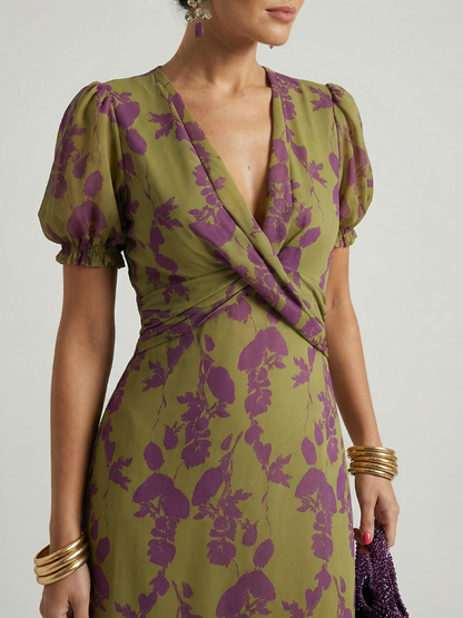 Robe midi imprimée vert olive et violet, encolure cache-cœur, manches bouffantes, décolleté