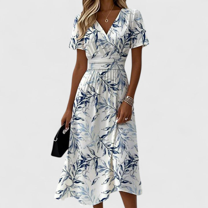 Robe blanche à fleurs bleues, décolleté en V, manches courtes, taille ceinturée