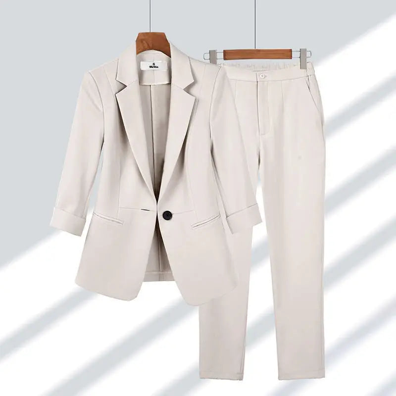 Ensemble blazer et pantalon blanc cassé, col à revers, boutonnage simple, style tailleur