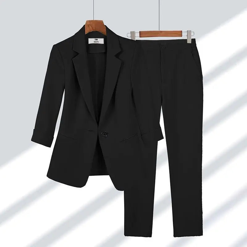 Ensemble blazer et pantalon noir, col à revers, boutonnage simple, coupe tailleur