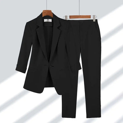 Ensemble blazer et pantalon noir, col à revers, boutonnage simple, coupe tailleur