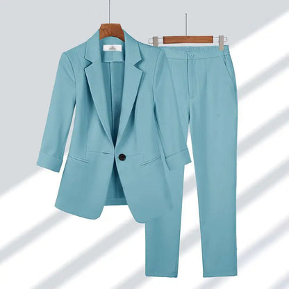 Ensemble blazer et pantalon bleu clair, col à revers, boutonnage simple, tailleur