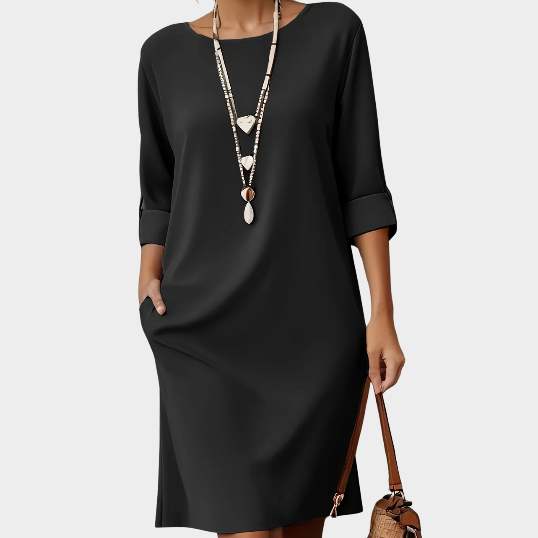 Robe mi-longue noire, manches 3/4, encolure ronde, coupe droite.