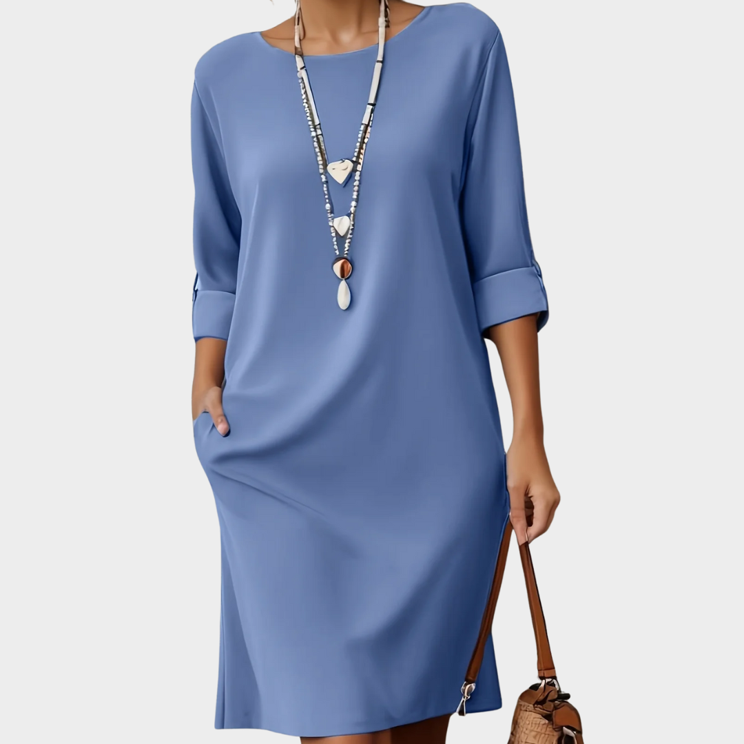 Robe mi-longue bleu ciel, manches 3/4, encolure ronde, ourlet droit.