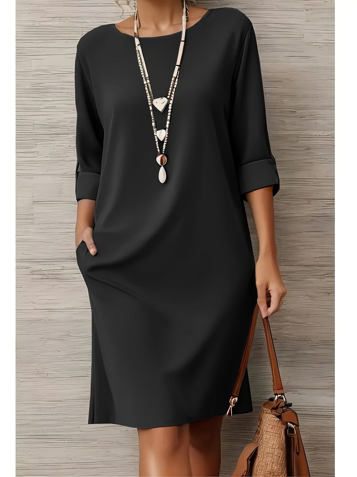 Robe droite manches trois-quarts noire, encolure ronde et fente latérale