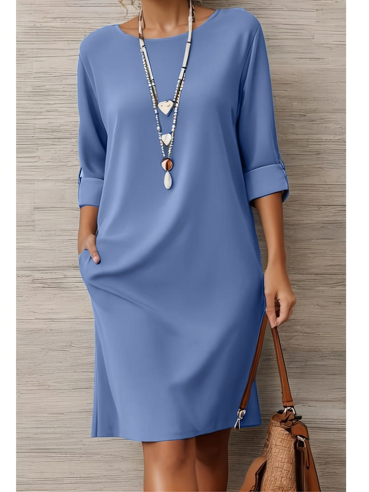 Robe droite manches trois-quarts bleu ciel, encolure ronde et fente latérale