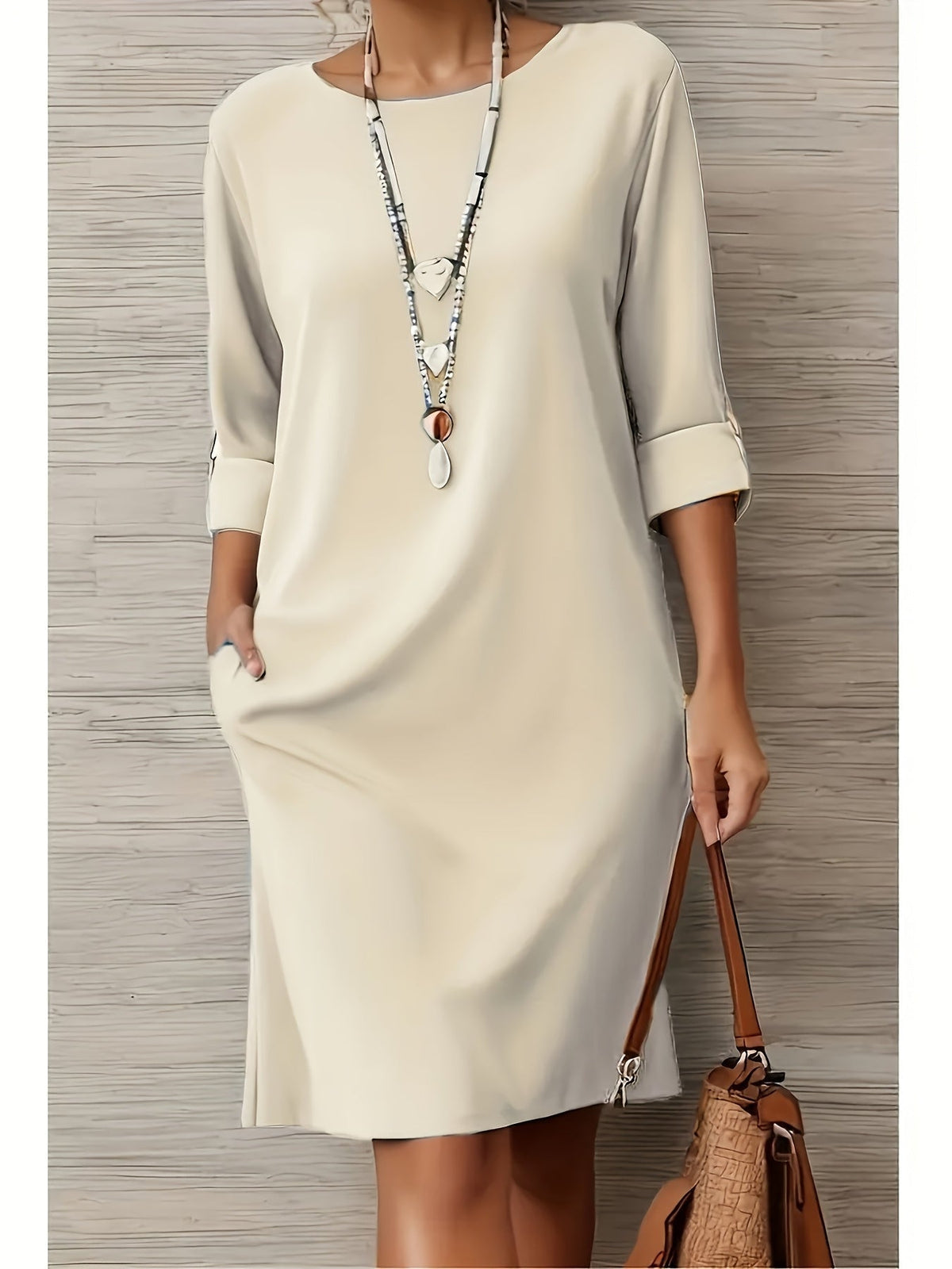 Robe droite manches trois-quarts crème, encolure ronde et fente latérale