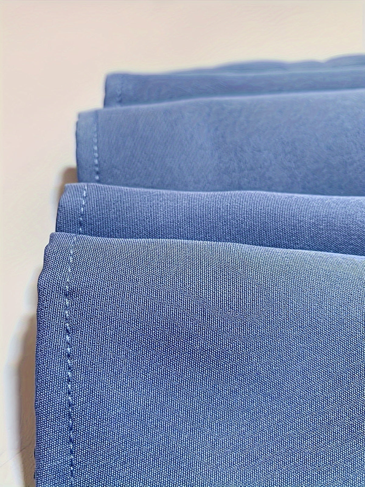 Échantillons de tissu bleu ciel, bord surpiqué et texture tissée