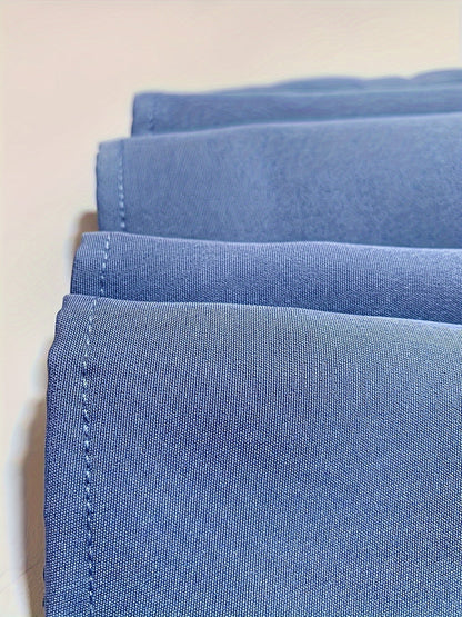 Échantillons de tissu bleu ciel, bord surpiqué et texture tissée