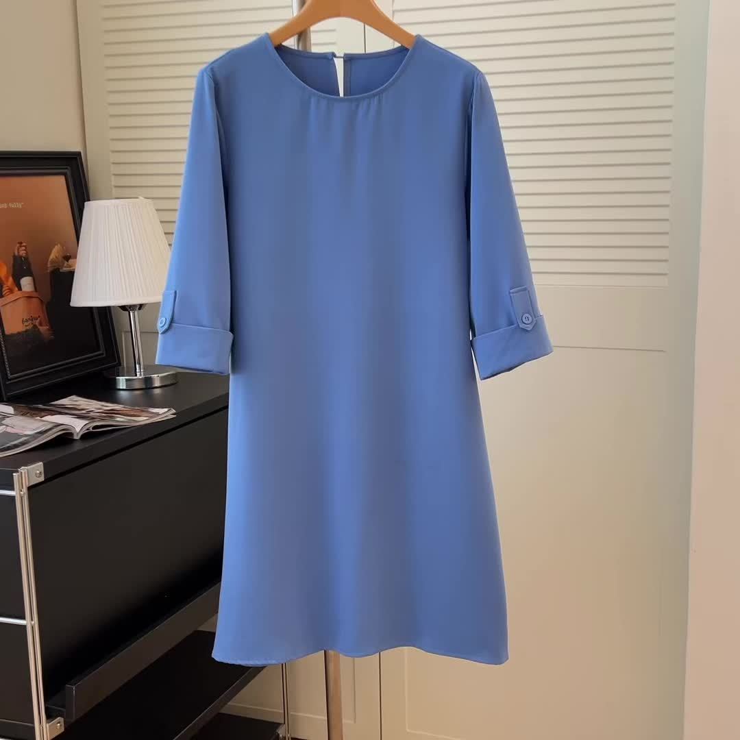Robe mi-longue bleu ciel, manches 3/4, encolure ronde, coupe droite.