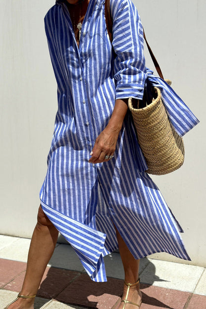 Robe chemise rayée bleu et blanc, boutonnage devant, ceinture nouée, manches amples
