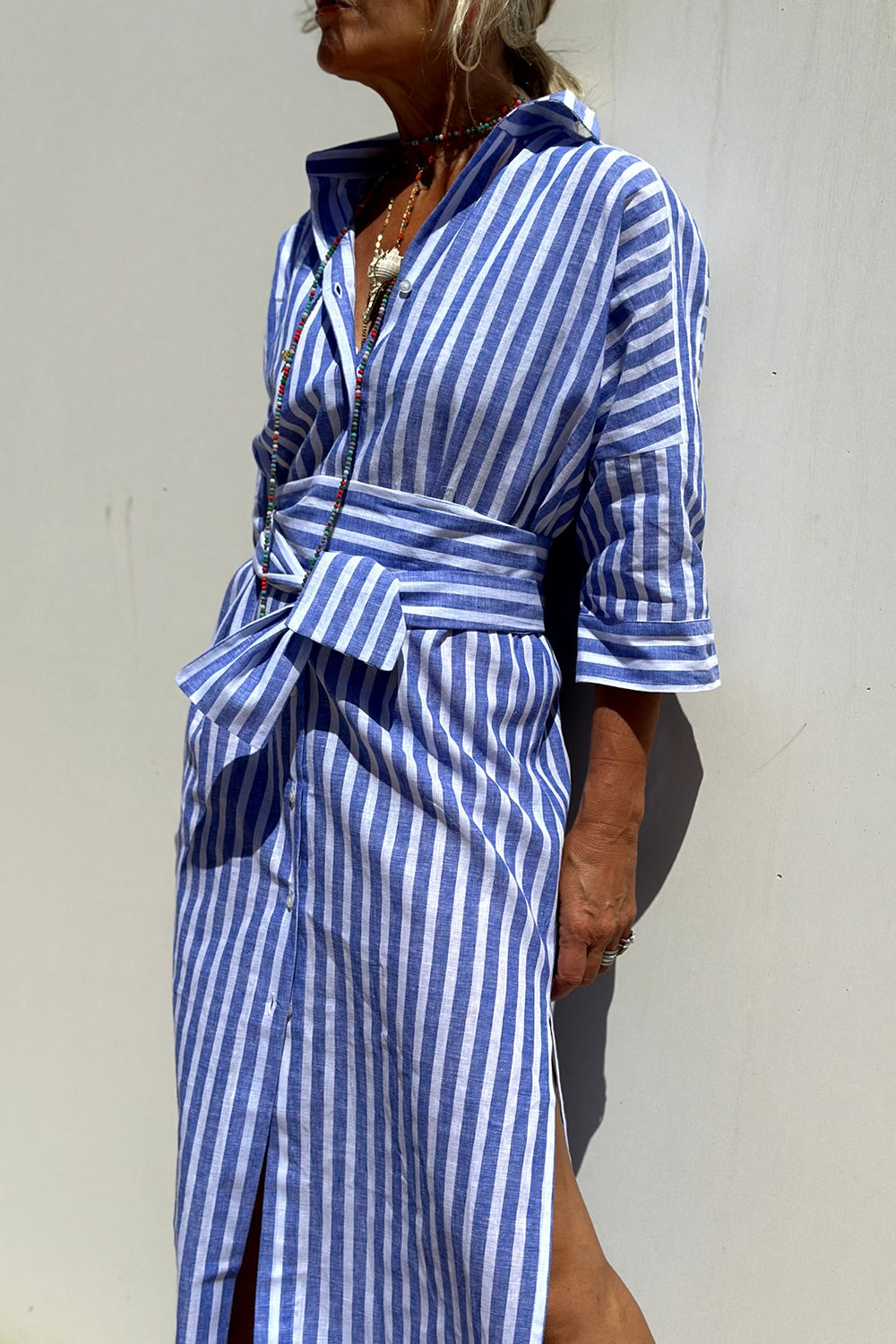 Robe chemise rayée bleu et blanc avec ceinture à nouer, manches trois-quarts