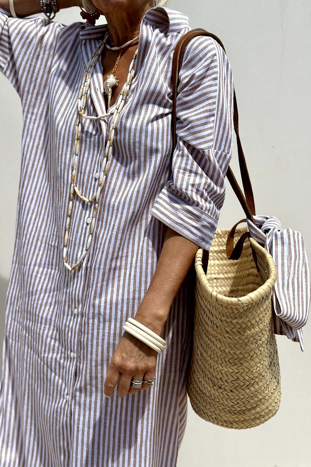 Robe chemise rayée bleu et blanc, manches trois-quarts, boutonnage devant, ceinture