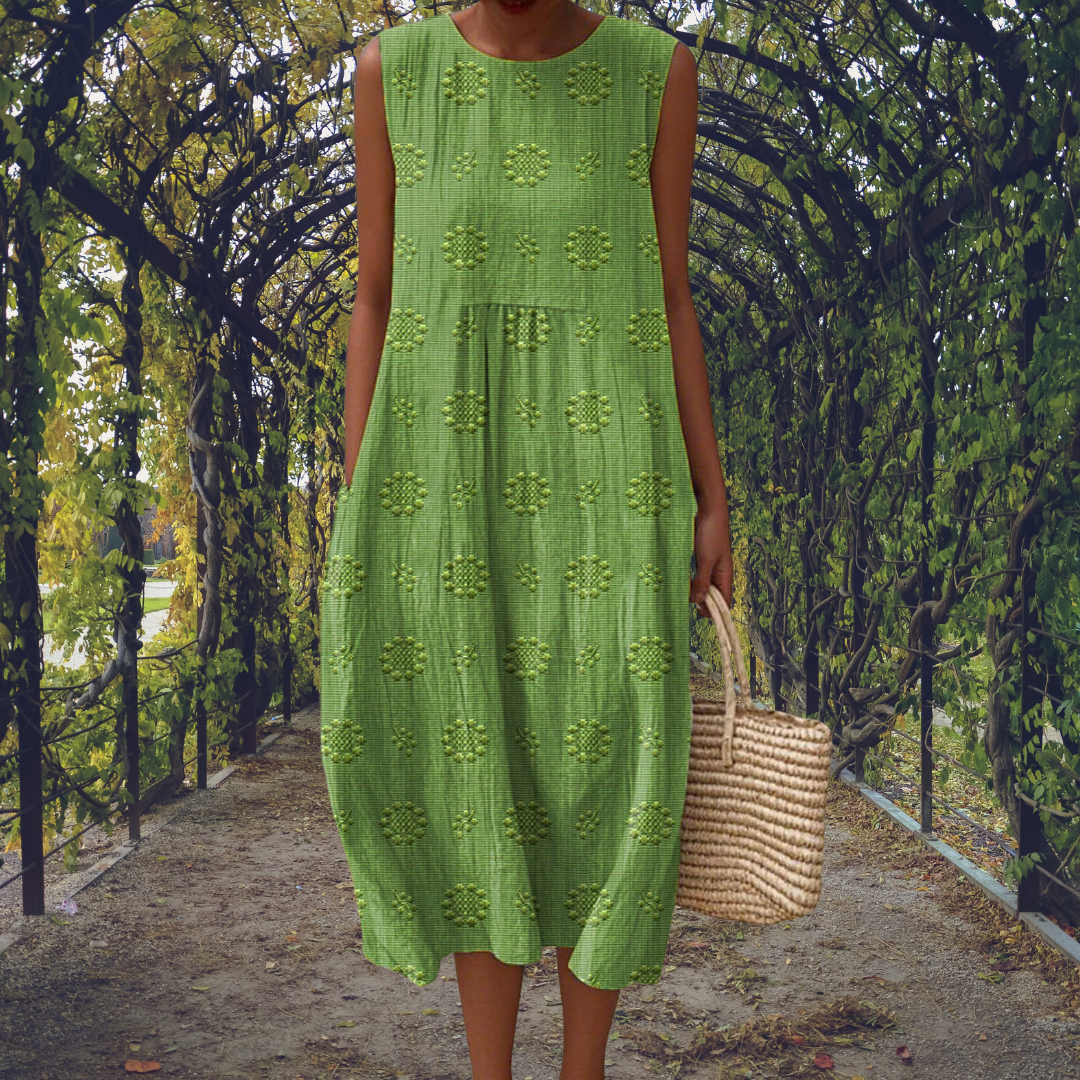 Robe sans manches vert clair à broderies florales, volants et longueur mi-mollet.