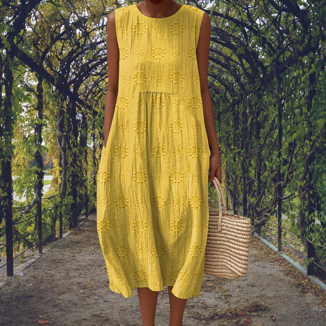 Robe sans manches jaune à motifs brodés, volants à la poitrine et ourlet mi-mollet.
