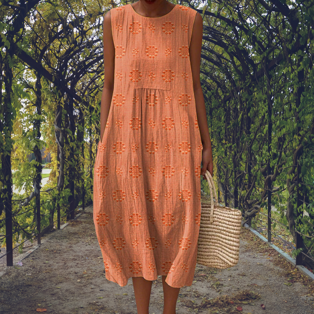 Robe sans manches orange à broderies, volants superposés et coupe ample mi-mollet.
