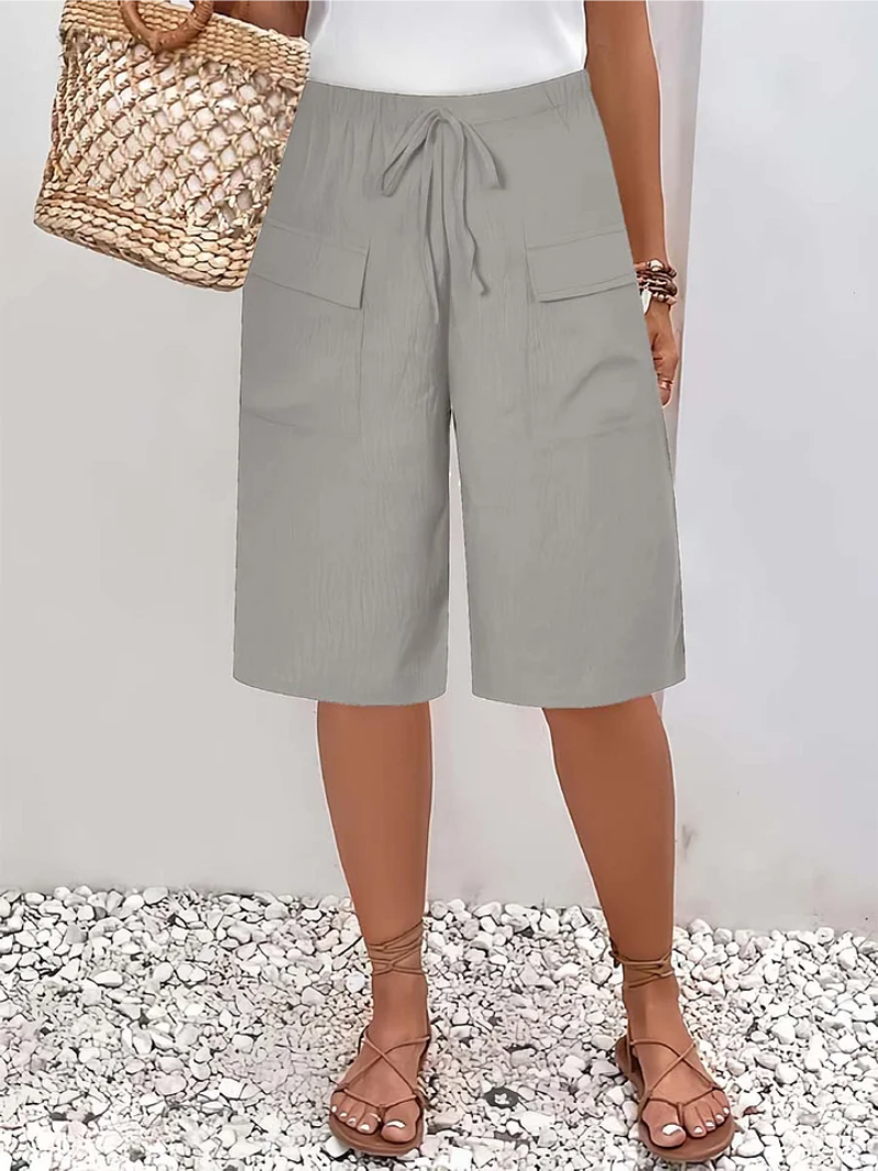 Bermuda gris à taille froncée avec cordon et poches plaquées sur les côtés.