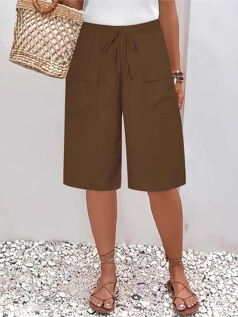 Bermuda marron à taille froncée avec cordon et poches plaquées sur les côtés.