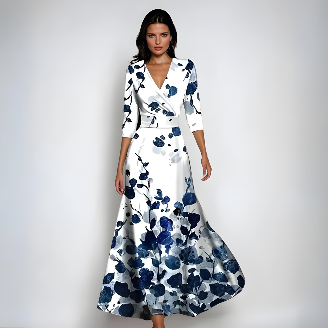 Robe longue blanche à fleurs bleues, décolleté cache-cœur, manches trois-quarts