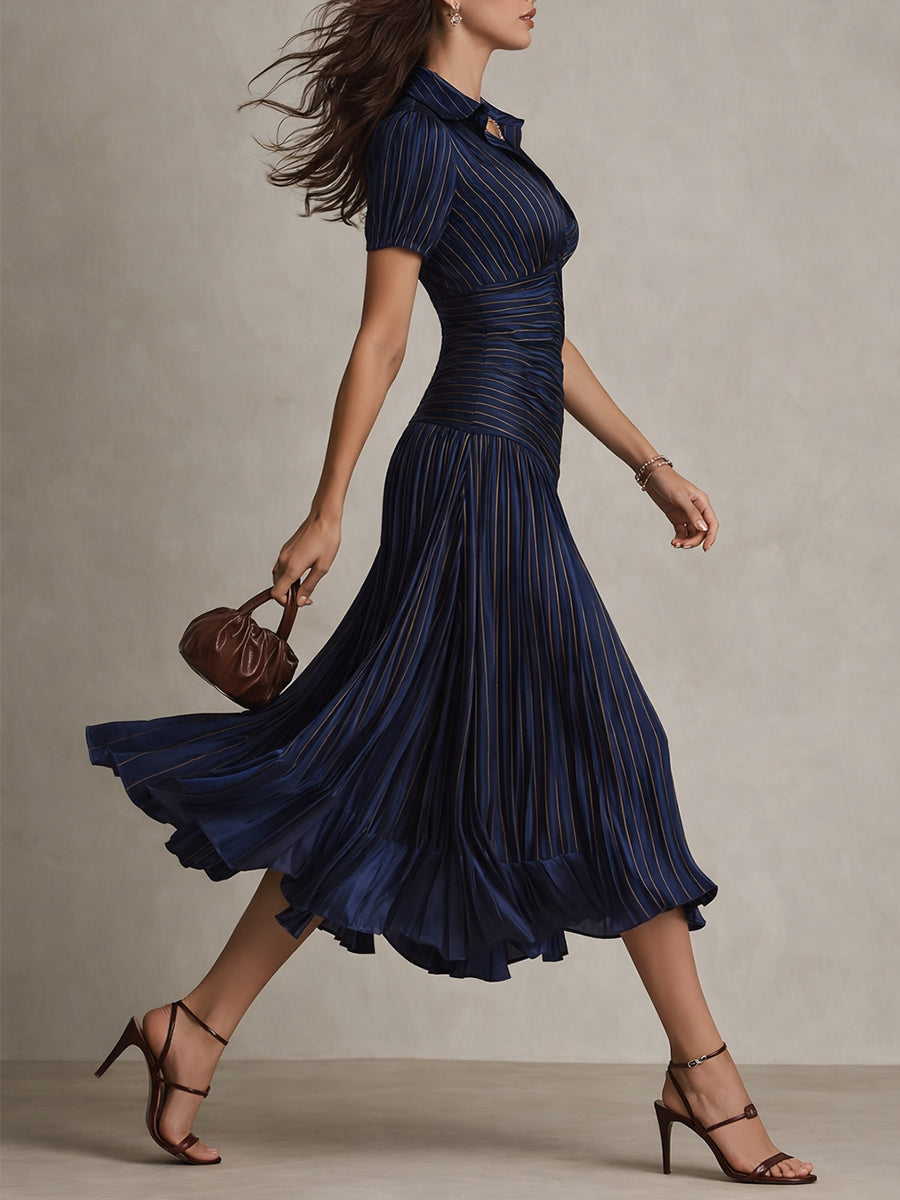 Robe midi satinée bleue à rayures verticales, encolure V, manches courtes, jupe évasée