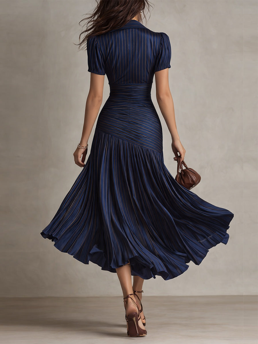 Robe midi satinée bleue rayée, dos en voilement froncé, manches courtes, jupe évasée