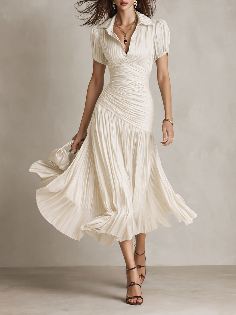 Robe midi satinée blanche, encolure V, manches courtes, plis froncés, jupe évasée