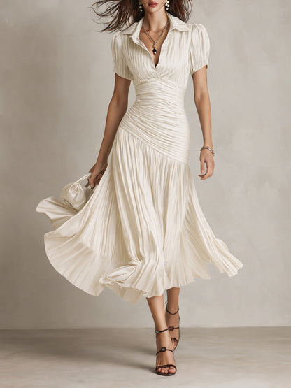 Robe midi satinée blanche, encolure V, manches courtes, plis froncés, jupe évasée