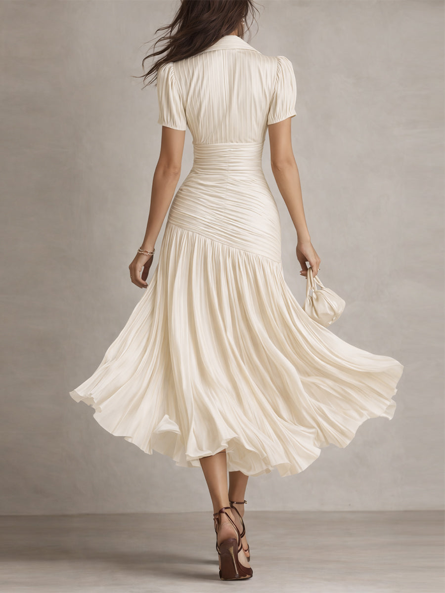 Robe midi satinée blanche à encolure V, manches courtes, plis froncés et jupe évasée