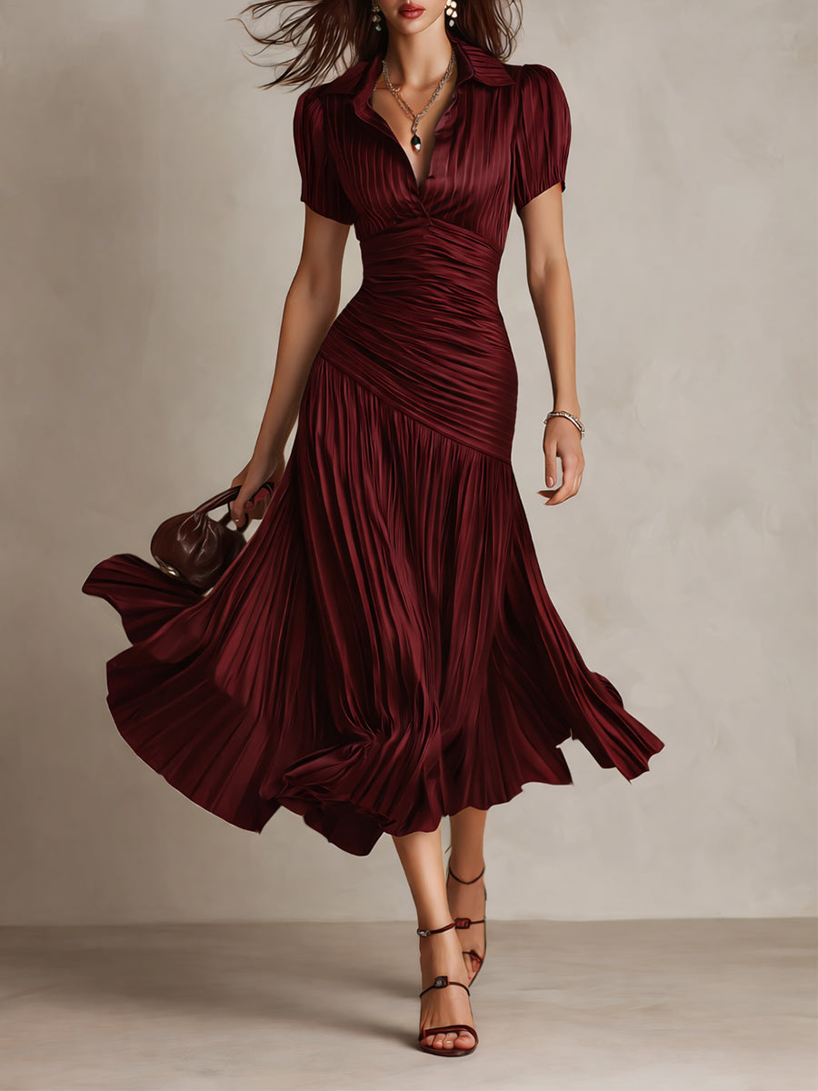 Robe midi satinée rouge bordeaux à rayures, encolure V, manches courtes, jupe évasée