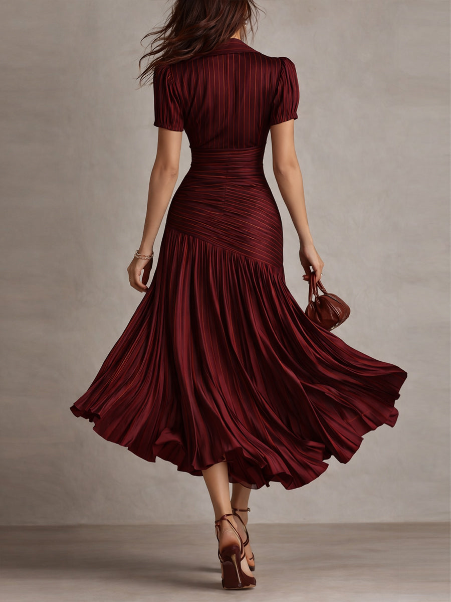 Robe midi satinée rouge bordeaux à rayures verticales, encolure V, jupe évasée