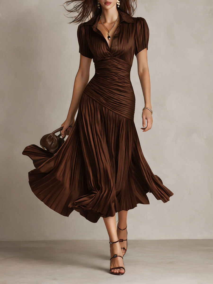 Robe midi satinée marron foncé à rayures, encolure V, manches courtes, jupe évasée