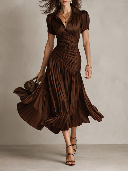 Robe midi satinée marron foncé à rayures, encolure V, manches courtes, jupe évasée