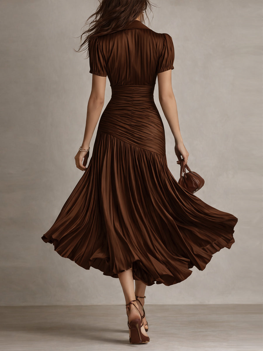 Robe midi satinée marron foncé à rayures, dos froncé, manches courtes, jupe évasée