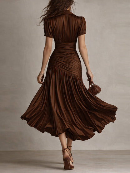 Robe midi satinée marron foncé à rayures, dos froncé, manches courtes, jupe évasée