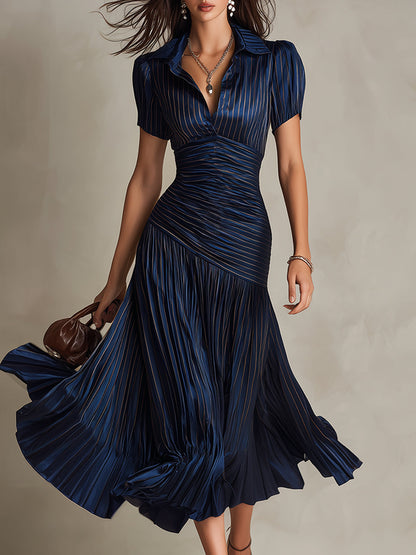 Robe midi satinée bleue rayée, encolure V, manches courtes, taille froncée, jupe évasée